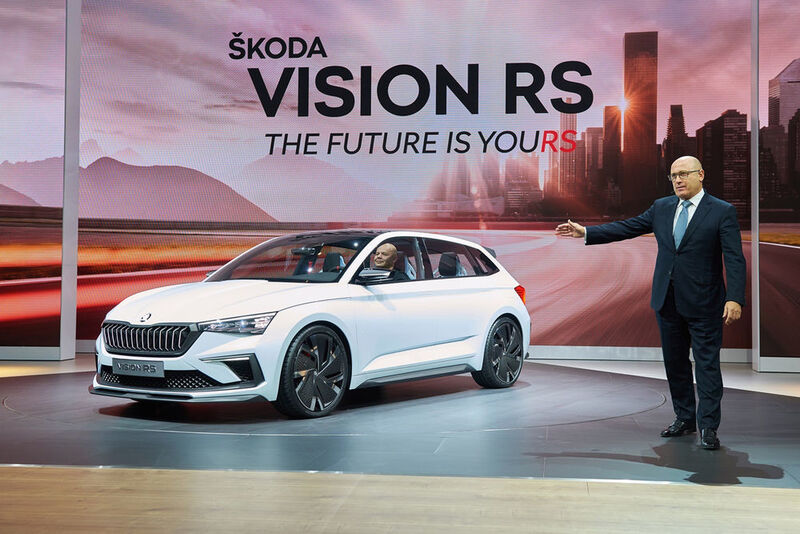 Bei Skoda gab Chef Bernhard Maier mit der Studie Vision RS einen Ausblick auf ein kommendes Kompaktmodell. (press-inform)