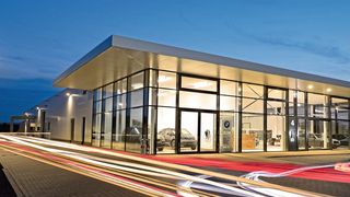 Der neue Standort des B&K-Autohauses an der Lisa-Meitner-Straße in Burgdorf bietet viel Platz für eine spätere Erweiterung. Das Grundstück hat eine Fläche von etwa 12.000 Quadratmetern – fast doppelt so viel wie das alte Grundstück am Ostlandring. (Bild: Dethard Hilbig)