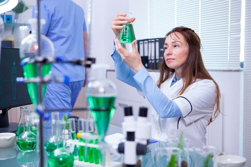 Fachkräfte sind insbesondere in der chemischen Industrie gesuchte Spezialisten: Ein Digitales Onboarding kann neue Mitarbeiter effizient in bestehende Strukturen integrieren (Bild: frei lizenziert)