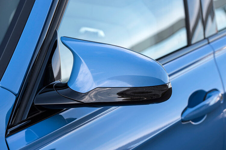 Sportmodelle warten wie bisher mit designerischen Auffälligkeiten auf, wie hier bei den Außenspiegeln des BMW M3. (BMW)