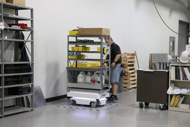 Der Roboter verfügt über mehrere Sensoren, Laser und Kameras, um sicher durch die Anlage zu manövrieren, und folgt dabei seiner vorprogrammierten Strecke. Begegnet er einer Person oder einem Hindernis, so legt er den Weg zu seinem Zielort dank der Sensoren sowie der eingespeisten Karte des Gebäudes einfach neu fest. (MiR)