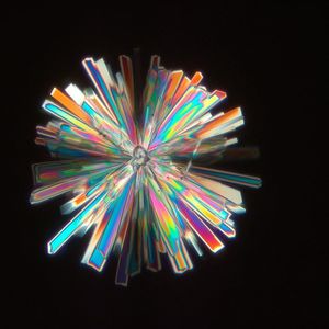 Das Bild zeigt Honigkristalle in polarisiertem Licht. Es wurde aufgenommen mit Zeiss Axio Imager.Z1. Einige Nahrungsmittelkomponenten sind doppelbrechend, einschließlich Stärke, Fette, Pflanzenzellwände, Muskelfasern sowie viele Geschmackszutaten. Mit Polarisationskontrast lassen sich solche kristallinen Materialien besonders gut abbilden.