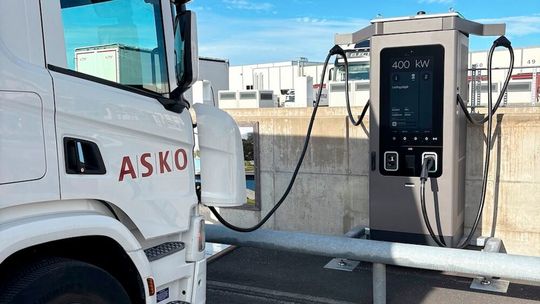 Der A400 ist nicht etwa eine Transportmaschine von Airbus, sondern der All-in-One Charger aus dem Hause ABB E-Mobility, dessen zwei Ladepunkte je 200 Kilowatt zur Verfügung stellen.(Bild:  ABB E-mobility)