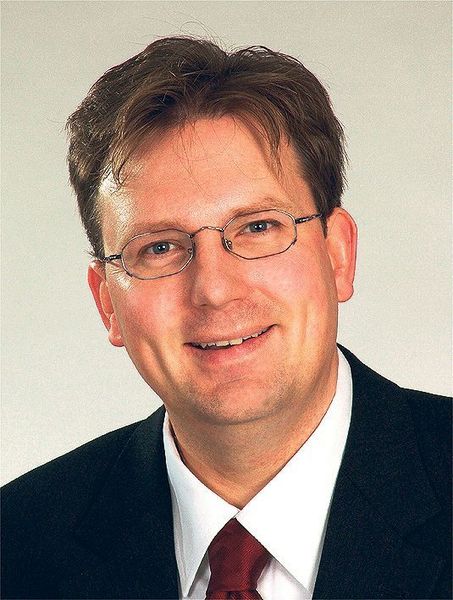 Rötger Sander, Leiter des globalen Industriemanagementteams bei Weidmüller: „Die 16-fache Mehrstockreihenklemme mit Push-in-Anschlusstechnik kann mehr als 1700 Signale pro Meter verteilen.“  Bild: Weidmüller (Archiv: Vogel Business Media)