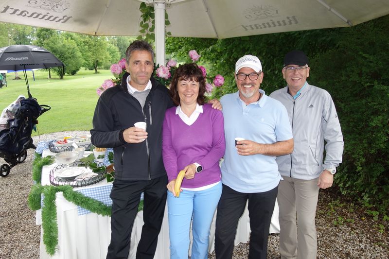 Kleine Stärkung für (v. l.) Ansgar Schwarzer, AS-Systeme, Simone Tröbs, pdv-systeme, Michael Dyck, bükotec, und Frank Händler, pdv-systeme, (Bild: IT-BUSINESS)