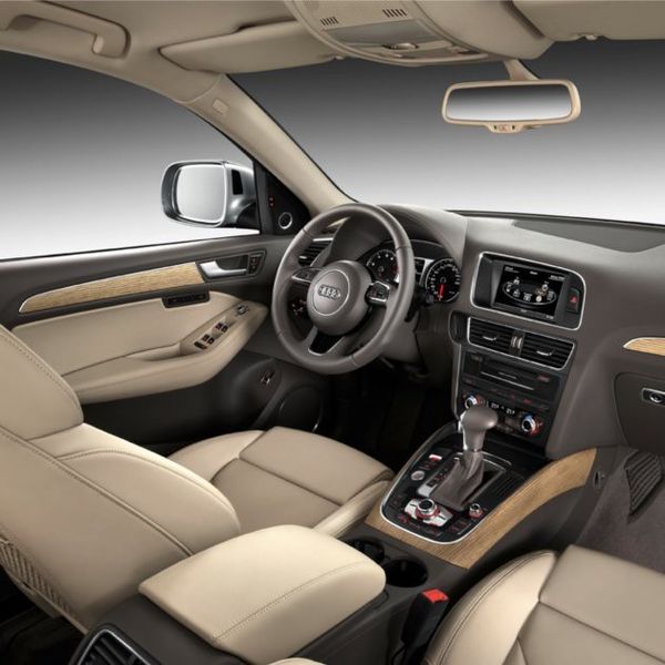 Die Serienausstattung umfasst unter anderem eine Klimaautomatik, das Radio chorus mit 6,5 Zoll-Display, sechs Airbags, das integrale Kopfstützensystem und die elektromechanische Parkbremse. Der Q5 hybrid quattro hat darüber hinaus die MMI Navigation plus an Bord. (Audi)