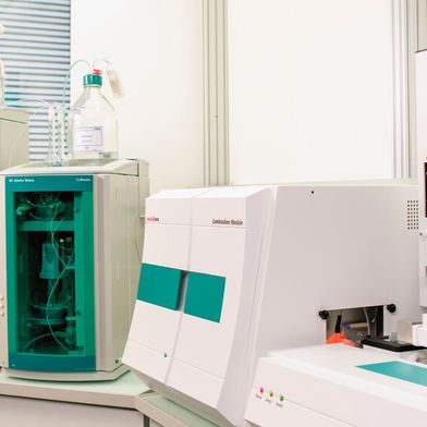 Sistema Combustion IC (CIC) para el análisis de los parámetros totales AOF y EOF en el laboratorio de Metrohm AG. El equipo de aplicaciones de cromatografía iónica utiliza este sistema para el análisis de muestras de clientes y para el desarrollo de métodos.
El sistema (de izquierda a derecha) consta de un 930 Compact IC, módulos absorbedores 920 y un módulo de combustión (AJ). (Imagen:Metrohm)