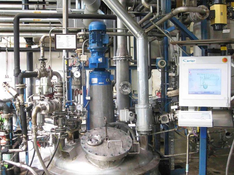 Eine der zahlreichen CHT-Anlagen, die vom Systemintegrator Erler auf das Prozessleitsystem Aprol umgestellt wurden. Die Migration erfolgte sukzessive, neue und alten Anlagenteile liefen parallel. (B&R)