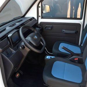 Die Mittelbahn der Sitzpolster ist in Himmelblau gehalten.(Bild:  Ari Motors via Autoren-Union Mobilität)