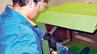 Auch wenn sich die Schutzwirkung der Vibrations-Schutzhandschuhe derzeit noch nicht quantifizieren lässt, kann ihr Einsatz empfohlen werden, beispielsweise für Winkelschleifer. Bild: IFA (Archiv: Vogel Business Media)