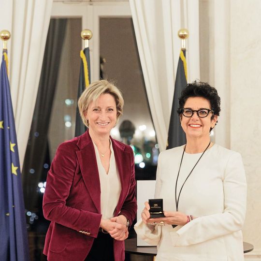 Auszeichnung: Christiane Endrich (rechts) erhält die Wirtschaftsmedaille des Landes Baden-Württemberg von Wirtschaftsministerin Dr. Nicole Hoffmeister-Kraut. Auszeichnung: Christiane Endrich (rechts) erhält die Wirtschaftsmedaille des Landes Baden-Württemberg von Wirtschaftsministerin Dr. Nicole Hoffmeister-Kraut.