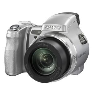 Das Highlight der H-Serie ist der 15fache Zoom: hier die DSC-H7.