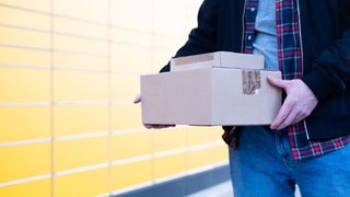 Im Gegensatz zur Zuhause-Zustellung bringen Packstationen größere Flexibilität für Paketempfänger in den Onlinekauf und ermöglichen bessere Prozesse bei den Versendern. (Bild: Wellnhofer Designs - stock.adobe.com)