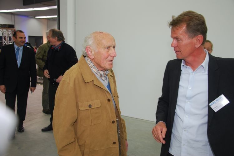 Hans Ostermeier (li.), der Gründer des Unternehmens, zeigte sich Uli Becker gegenüber sehr beeindruckt. (Foto: Wenz)