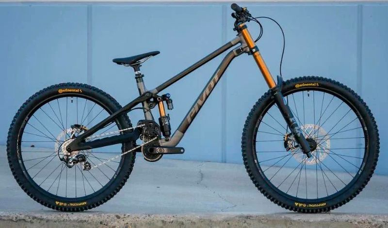 Pivot Cycles hat beim Prototyp des seinen Pivot Phoenix Downhill Specials herkömmliche Aluminiummuffen durch 3D-gedruckte Titanteile ersetzt. (Bild: Pivot)