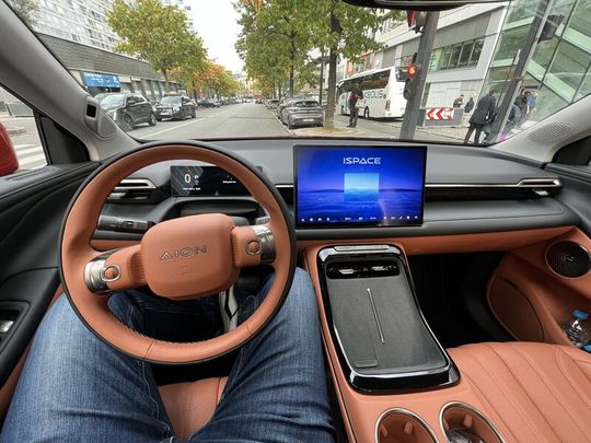 When you look at the dashboard and center console, the high-quality workmanship is positively striking. 	(Bild:  Dirk Kunde)