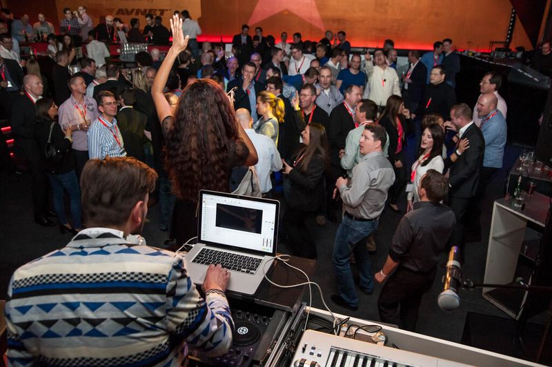 Super Stimmung auf der Abend-Party. (Bild: Lenovo)