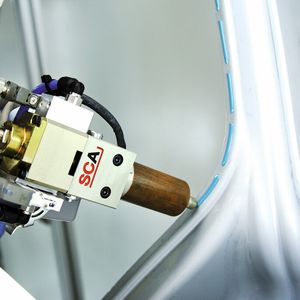 Stütz- oder Strukturkleben am Karosserierahmen: Dazu werden Steppnähte verwendet (blaue Raupe). Um die Bauteile bis zur Aushärtung des Klebstoffs zu fixieren, wird in reduziertem Maße geschweißt. Weil an diesen Stellen der Klebstoff beim Durchschweißen verbrennen würde, wird der Auftrag genau dort unterbrochen.