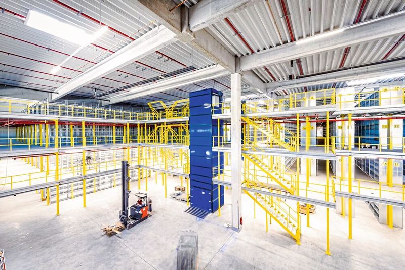 Metas umfangreiches Sortiment der Regaltechnik stellt eine schöne Ergänzung der Fachboden-Geschossanlagen für mehr Lagerfläche dar. (Bild: Meta-Regalbau)