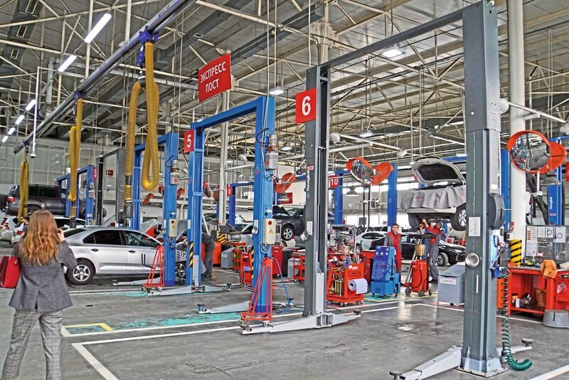 Der Servicebereich des größten Pkw-Mehrmarkenhändlers in Nursultan hat 25 Werkstattplätze. (Peter Rehberg)