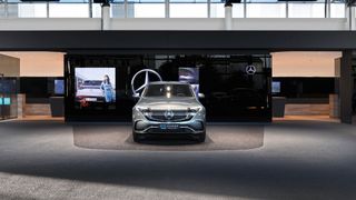 „MAR 2020“ im Autohaus Kunzmann: Der Mercedes-Partner hat seinen Stammsitz innen komplett neu gestaltet. (Bild: Kunzmann)