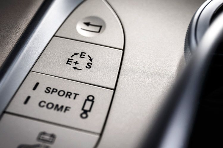 Daneben kann der Fahrer zwischen weiteren Fahrmodi wählen und zum Beispiel manuell eine bestimmte Energiemenge des Akkus reservieren. (Foto: Daimler)