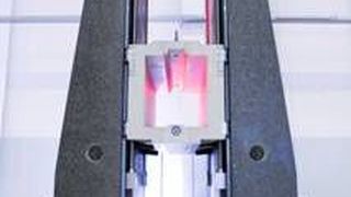 Fahrständer für eine Fräsmaschine aus zementgebundenem Beton (UHPC) mit Pinole, die an vier Kugelgewindetrieben aufgehängt ist.  (Bild: Kammerer/E. Reitz Natursteintechnik)