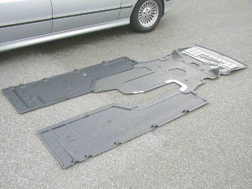 Dieses dreiteilige LWRT-Unterbodensystem des BMW-5er-Modells wurde in einem Werkzeug bei niedrigen Drücken gepresst und dann vor Montage in mehrere Elemente getrennt. Bild: Quadrant Plastic Composites (Archiv: Vogel Business Media)