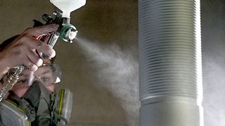 Dank der Spritzapplikation kann die neue Zinklamellenbeschichtung Delta-Protekt 170 RT in sehr dünnen Schichten aufgetragen werden. (Dörken MKS)