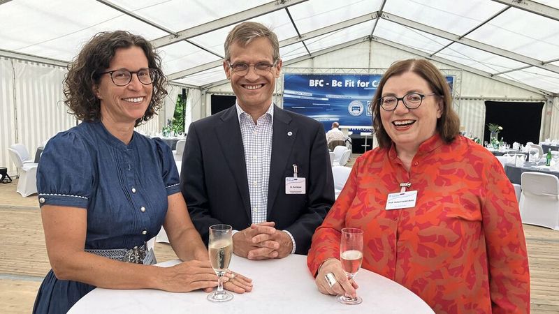 Unter den Gästen: (v. l.) Petra Brandl (Kfz-Innung Schwaben), Dr. Kurt-Christian Scheel (ZDK-HGF) und Prof. Anita Friedel-Beitz (ehemalige Chefredakteurin »kfz-betrieb«). (Bild: Doris Pfaff – VCG)