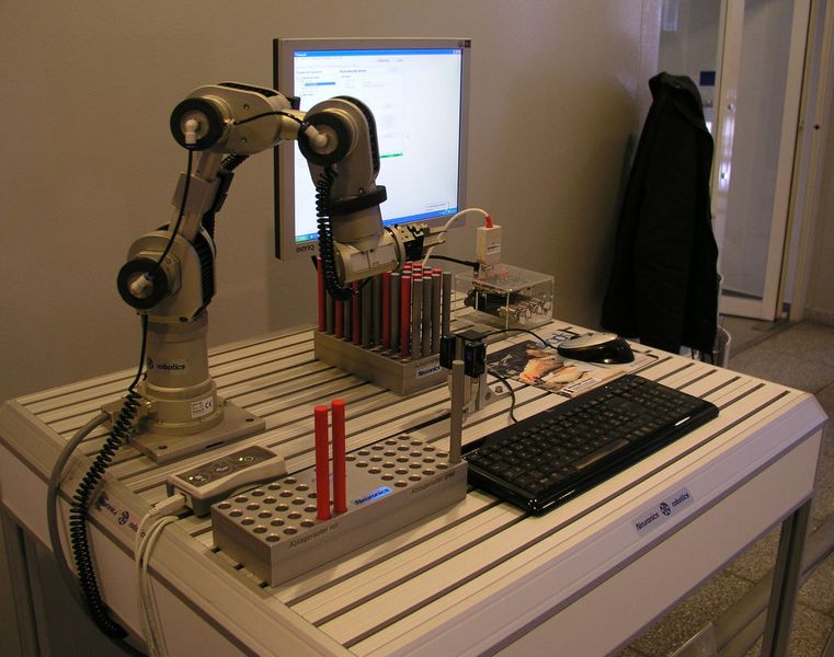 In der Robotation Academy der Deutschen Messe AG finden sich viele Exponate zu Schulungszwecken. In diesem Ambiente informierte der Vorstand über die  Hannover Messe 2010.  (Bild: PROCESS)