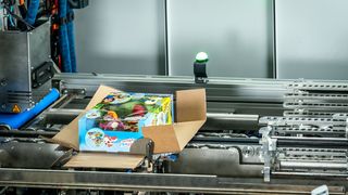 Diese automatisierte Verpackungsanlage produziert bis zu 1.100 maßgeschneiderte Pakete pro Stunde. Versender sparen somit Wellpappe, Transportvolumen und Kosten. (Quadient)
