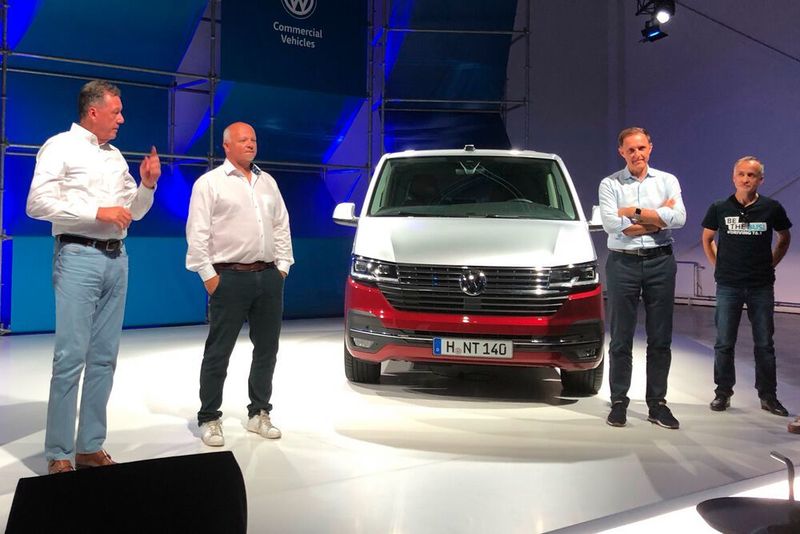 Der Presse bekam aber schon einmal vorab von Volkswagen-Nutzfahrzeuge-Vertriebsvorstand Heinz-Jürgen Löw, Produktmarketing-Leiter André Bertelsmeier, Vorstandschef Thomas Sedran und Chefdesigner Albert Kirzinger (v.l.n.r.) Einblicke. (Seyerlein/»kfz-betrieb«)