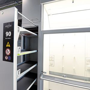 Abb. 3: Mit einer größeren Schranktiefe von  86 cm nutzen diese  V-Line Schränke den zuvor leerstehenden Bereich hinter dem Sicherheitsschrank – analog zum Laborabzug. Der elektromotorisch gesteuerte Vertikalauszug lässt sich leicht per Knopfdruck öffnen und schließen. (Bild:  asecos)
