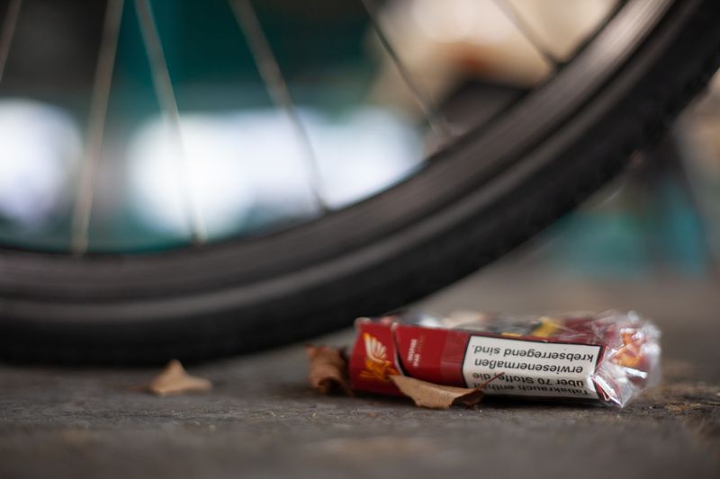 Zigarettenverpackungen: 2 %Maßnahme: Verpackungen ordnungsgemäß im Abfalleimer entsorgen, statt auf die Straße zu schmeißen. Sparpotenzial: k. A.  Reste von Zigarettenverpackungen machen 2 % des Plastikmülls in europäischen Flüssen aus.  Ergänzendes zum Thema:  Rauchen und Nichtrauchen: Nach der letzten Zigarette – wie sich der Körper erholt (Jasmin Sessler/Unsplash)