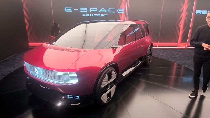 The Renault E-Space pays homage to the first Espace from 1984. Renault plans to move the Espace away from its SUV design in two years and turn it back into a minivan. The concept car offered a glimpse of what’s to come. (Image:sp-x)