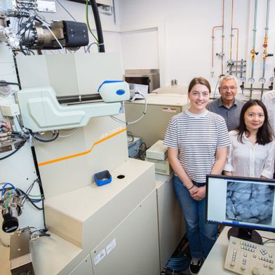 Sie haben in der Studie kooperiert, um das Syntheseverfahren zu entwickeln und die Struktur der porösen Käfigverbindungen mit eingeschlossenen Enzymen zu untersuchen (v.l.): Judith Bünte, Prof. Dr. Andreas Hütten, Dr. Jianing Yang, Prof. Dr. Harald Gröger und Dr. Inga Ennen. (Bild: Mike-Dennis Müller)
