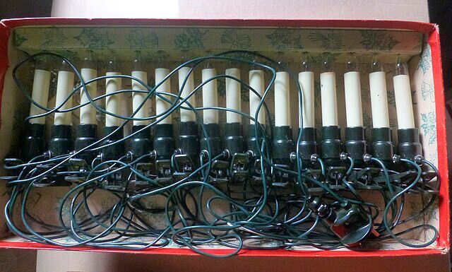 Sicher vielen bekannt: eine Lichterkette aus dem Jahr 1970.  (Bild: Weihnachtsbaumbeleuchtung vom VEB Elektroinstallation Oberlind (DDR etwa 1970) / Ilmtaler / CC BY-SA 4.0)