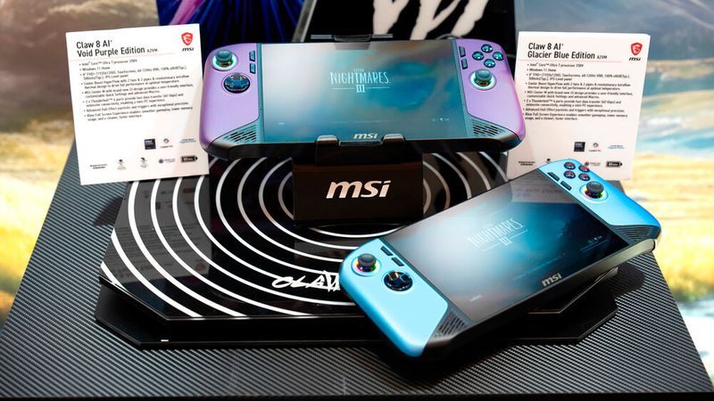 Das Gaming-Handheld Claw 8 AI+ mit Intel-Lunar-Lake-Prozessor war auf der Messe als Sondermodell mit Glacier-Blue-Farbgebung zu sehen. (Bild: One Aerial Imaging)