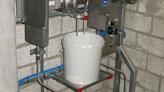 Dosieranlage für feststoffhaltige Dispersionen aus IBC-Containern  (Bild: D+G)