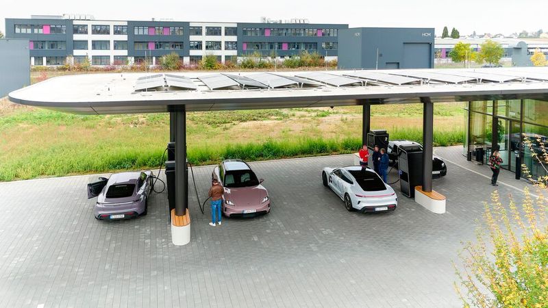 Um eine optimale Ladeleistung zu garantieren, haben wir rund 20 Minuten vor Touchdown den Porsche Charging Planner im Infotainment System gestartet. (Bild: Porsche)