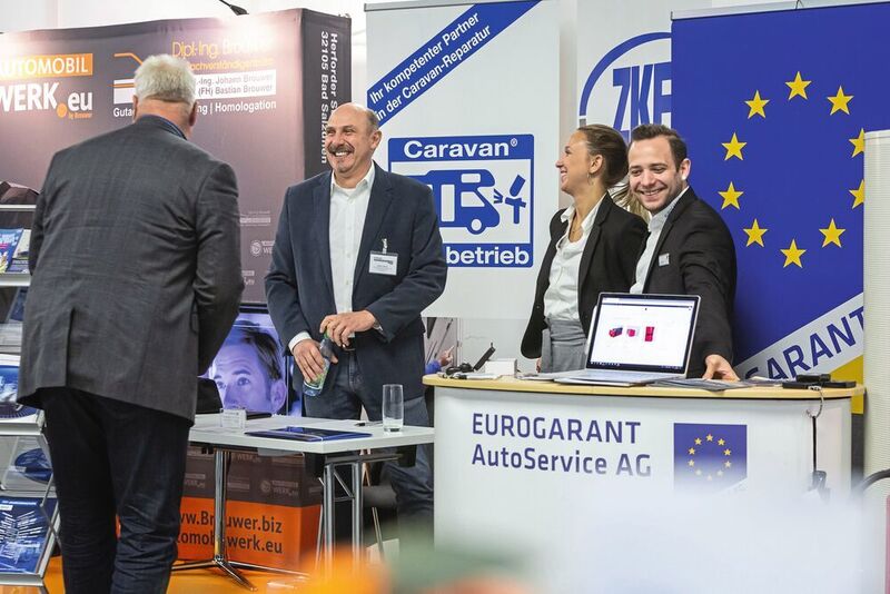 Die Besucher bei ZKF und Eurogarant konnten sich unter anderem über das Siegel „Caravan Fachbetrieb“ und den Eurogarant Webshop informieren. (Bausewein)