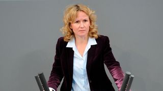 Steffi Lemke ist sich sicher, dass die Elektromobilität im Straßenverkehr die effizienteste und kostengünstigste Alternative für mehr Klimaschutz ist. (Bild: Deutscher Bundestag / Achim Melde)