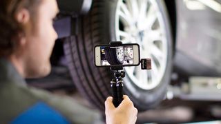 Bei Ford verschickt der Mechaniker eine Videobotschaft an den Kunden. (Ford)