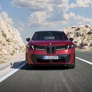 Zum Marktstart stehen zwei Allradvarianten zur Wahl.(Bild:  BMW)