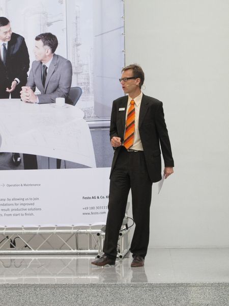 Auch am zweiten Tag der internationalen Pressekonferenz leitete Christopher Haug in das Thema ein,... (Bild: Ernhofer/PROCESS)