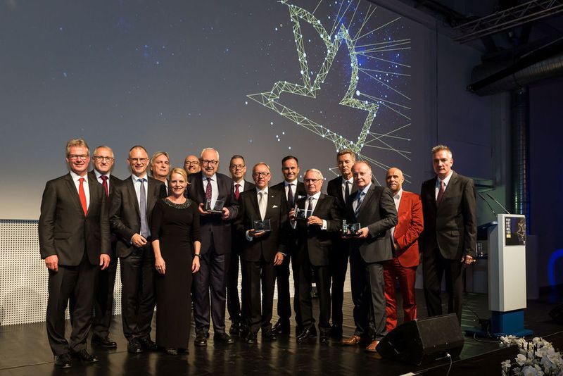 Die Gewinner des Leadership Award „Connected World“: Die Auszeichnung wurde in zehn Kategorien an Visionäre aus Industrie und Wirtschaft vergeben, die auf herausragende Weise die Weichen für die zunehmend vernetzte Zukunft gestellt haben. (Vogel Business Media / S. Bausewein)