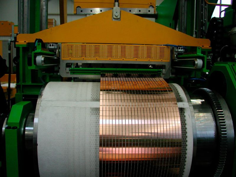Um bei Anlagen mit Schlingengrube Bremsschäden zu vermeiden, werden Vakuumbremsen verbaut. Diese saugen die Bänder an der Unterseite an, die Oberfläche wird dabei nicht berührt und bleibt entsprechend makellos. (Burghardt + Schmidt)