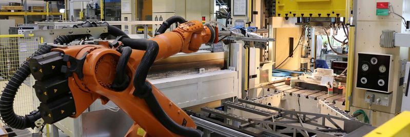 Presshärteprozess bei der Blechbearbeitung am Fraunhofer IWU in Chemnitz.(Bild:  Fraunhofer)