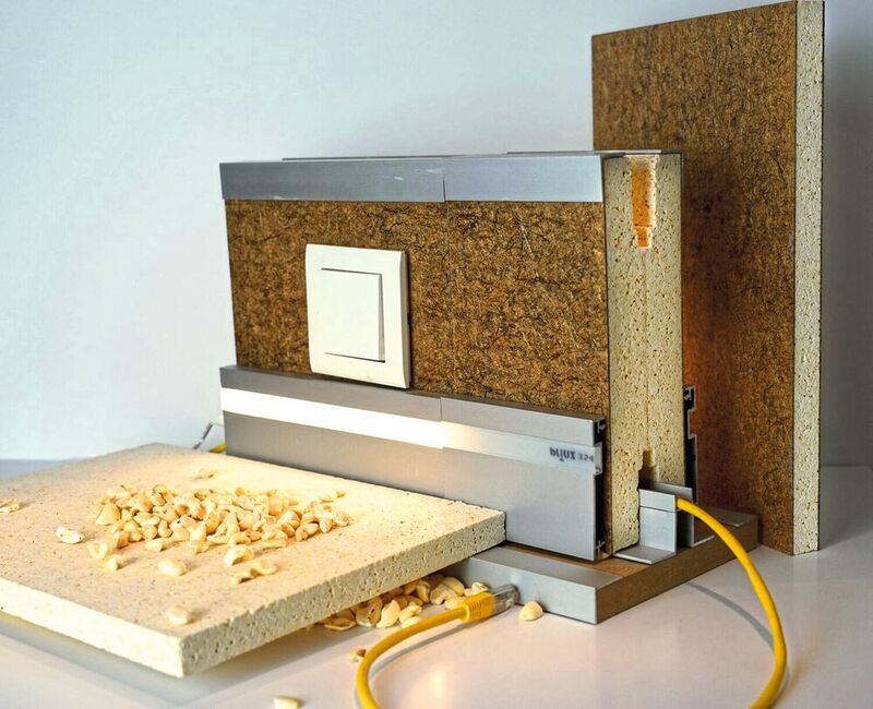Aus Popcorngranulat stellen Wissenschaftler der Uni Göttingen umweltschonende Paneele für den Trockenbau von Häusern her.